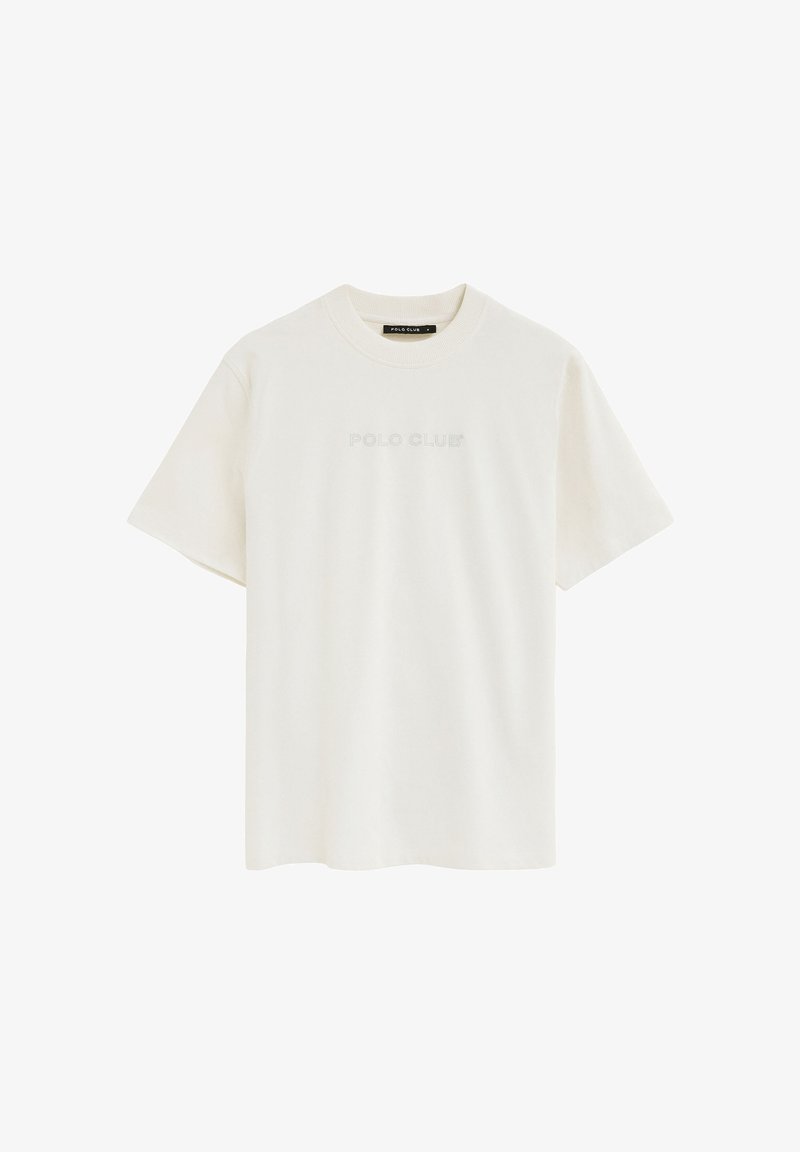 T-shirt blanc à manches courtes avec col rond, avec l'inscription "POLO CLUB" en relief sur la poitrine et une étiquette noire à l'intérieur de l'encolure.