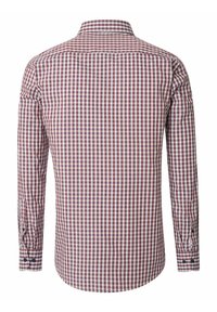 Langärmeliges Herrenhemd mit einem rot-weißen und blauen kleinen Karomuster, von hinten auf einem weißen Hintergrund gezeigt.