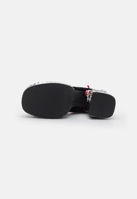 Koi Footwear THE TWILIGHT THE COLD ONES MIDNIGHT ORNATE  - Tocuri înalte - black