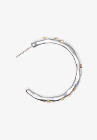 Sølv hoop øredobber med en buet design, som har små gullfargede detaljer og en skinnende overflate. Tynn stift for øretilkobling.