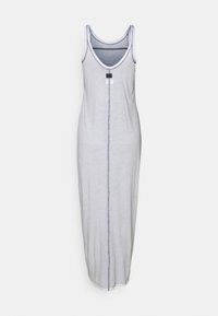 Robe longue gris clair sans manches avec col en V, coutures sombres visibles et deux petites pièces en tissu sur la partie avant de la poitrine.