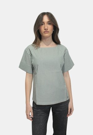 Blusa a righe verde e bianca, realizzata in materiale leggero. Presenta maniche corte e un ampio scollo, abbinata a pantaloni in denim scuro.