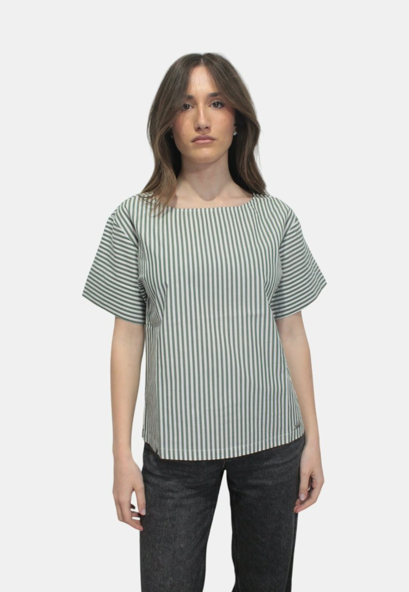Blusa a righe verde e bianca, realizzata in materiale leggero. Presenta maniche corte e un ampio scollo, abbinata a pantaloni in denim scuro.