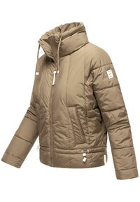 Bruine gewatteerde jas met hoge kraag, ritssluiting, twee vo pockets, verstelbare onderzoom en logo-detail op de mouw.