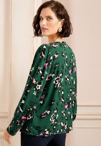 Love & Roses PETITE FIT - PINTUCK BUTTON DETAIL  - Palaidinė - green animal