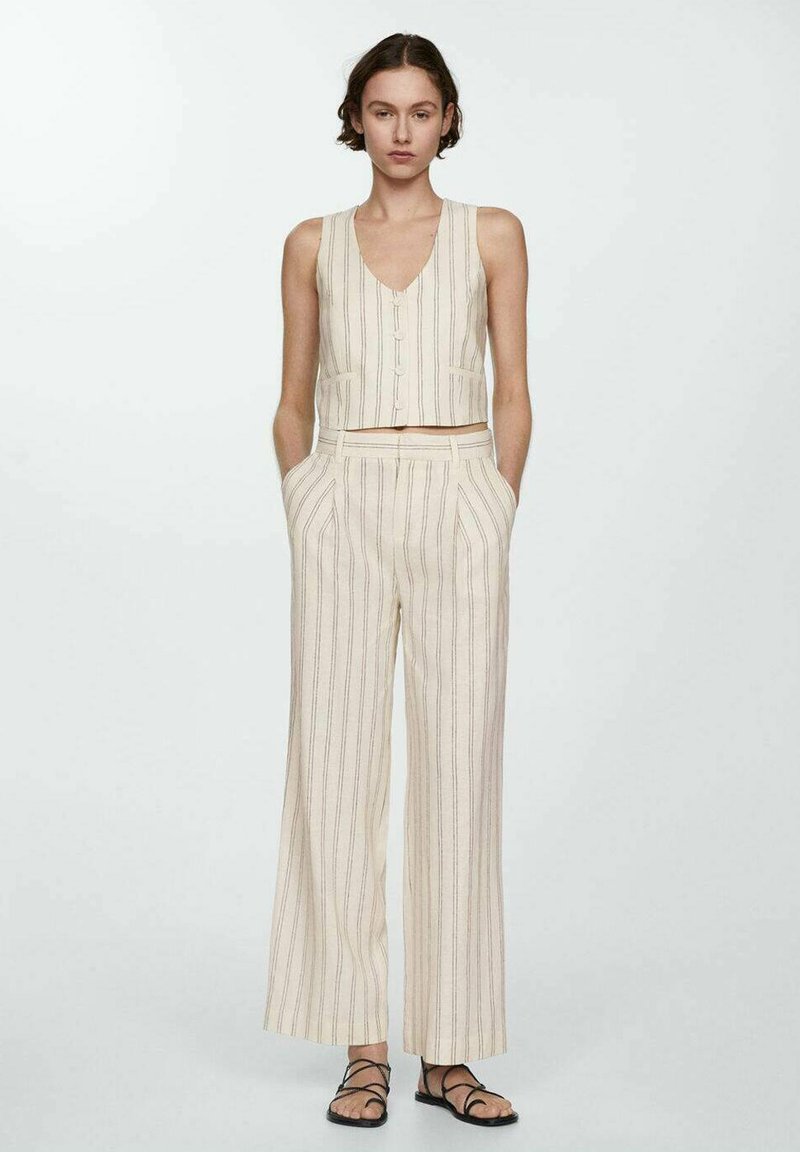 Beige en witte gestreepte twee-delige outfit met een cropped mouwloos topje met knopen en wijde broek, gemaakt van lichtgewicht stof.