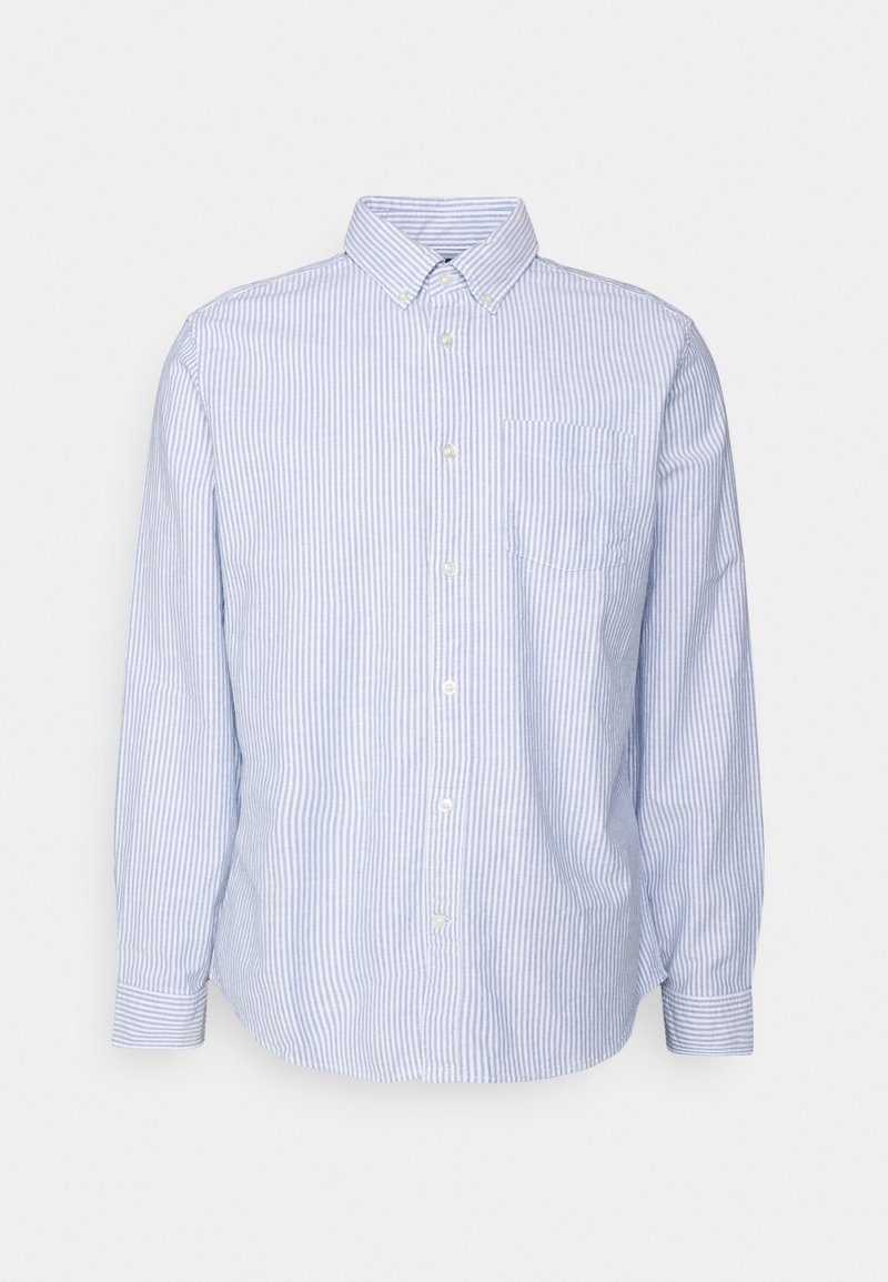 Chemise à rayures verticales bleu clair et blanc, manches longues, boutonnée à l'avant, avec une poche poitrine et un col pointu.