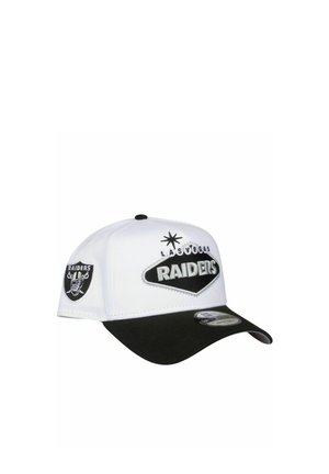 Weiße und schwarze Baseballkappe der Las Vegas Raiders mit Teamlogo vorne und seitlich, schwarzem, gebogenem Schirm und Aufkleber auf der Oberseite des Schirms.