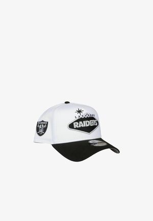 Weiße und schwarze Baseballkappe der Las Vegas Raiders mit Teamlogo vorne und seitlich, schwarzem, gebogenem Schirm und Aufkleber auf der Oberseite des Schirms.