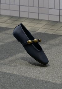 Επιλέχθηκε, black