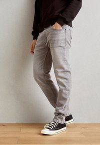 Marc O'Polo - TROUSERS SHAPED FIT SHAPED LEG LOW WAIST CROTCH REGULAR LENGTH - Blugi drepți - light grey wash Imagine miniatură 1