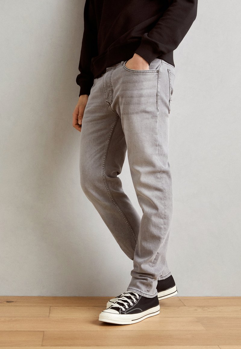 Marc O'Polo - TROUSERS SHAPED FIT SHAPED LEG LOW WAIST CROTCH REGULAR LENGTH - Jeans straight leg - light grey wash, Forstørre