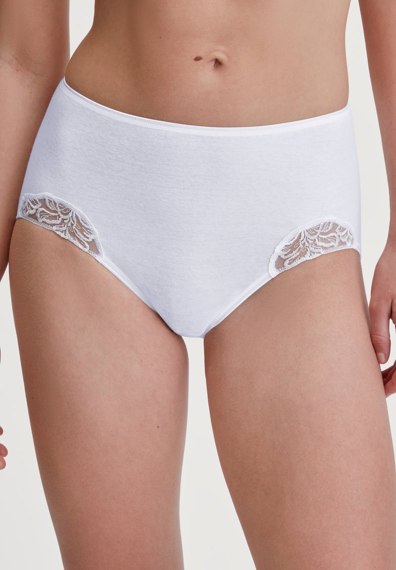 Culotte blanche en coton avec des accents en dentelle sur les côtés, présentant une texture lisse et un design classique de type hipster, offrant une couverture complète.