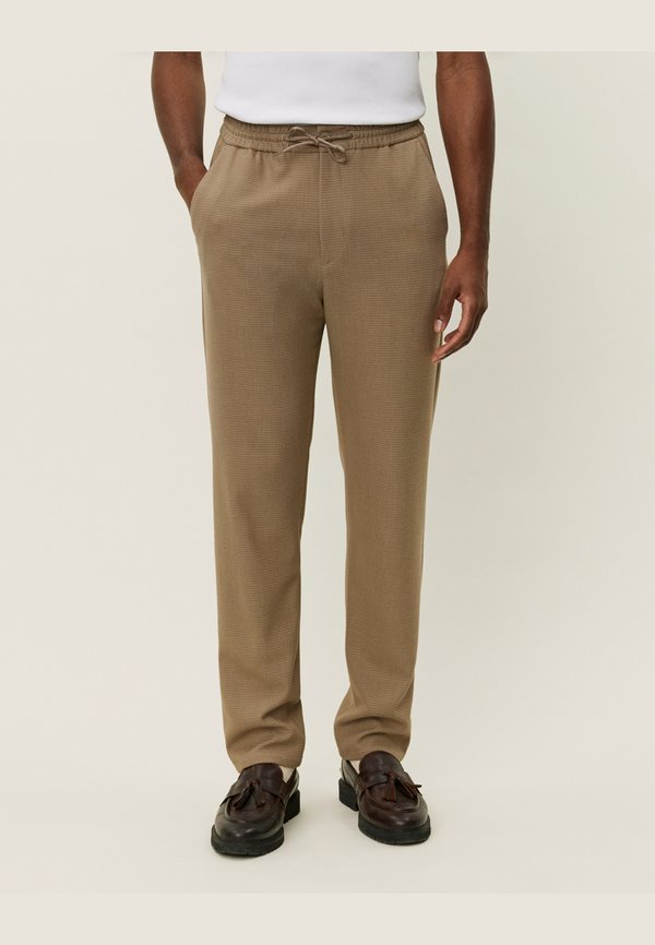 COMO STRUCTURE TAPERED PANTS - Chinos - cub