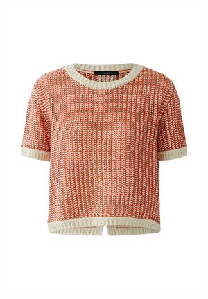 Korte mouwen gebreide top met oranje-witte zigzagpatroon, crèmekleurige geribbelde ronde hals, mouwboorden en zoom met een detail van een voorste split.