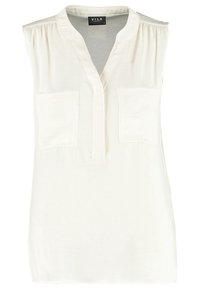 Blusa blanca sin mangas con escote en V, dos bolsillos delanteros y detalles fruncidos en los hombros, confeccionada con una tela suave de textura lisa.