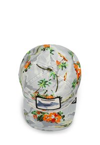 Cappello con design floreale in arancione e verde su uno sfondo grigio mimetico. Presenta una patch logo bianca con testo nero e un grafico di uno squalo.