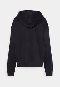 Felpa nera a maniche lunghe con polsini e orlo a costine, vista posteriore semplice, vestibilità rilassata e senza loghi o motivi visibili.