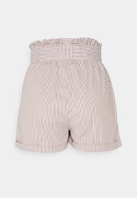 Pruhované šortky s volánkovým pasem. Vyrobené z lehkého materiálu v béžových a bílých pruzích. Mají ohrnuté lemy a postranní kapsy.
