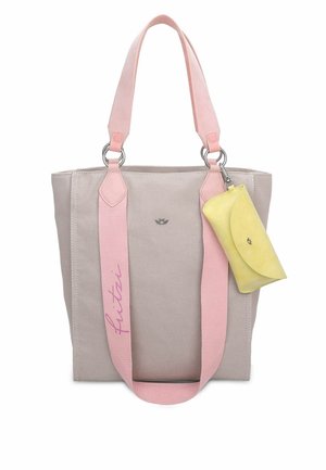 Sac fourre-tout en toile gris clair avec des sangles roses ; comporte une poche jaune attachée. Comprend des éléments en métal argenté et un détail de texte de la marque.