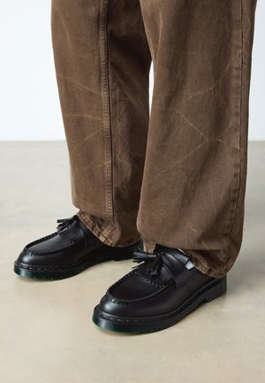 Dr. Martens, ADRIAN UNISEX - Обувки без връзки - black