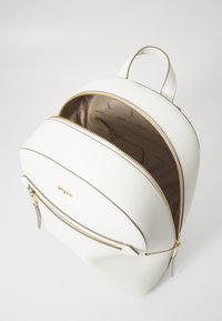 DKNY BRYANT AVE BACKPACK - Mochila - marshmallow