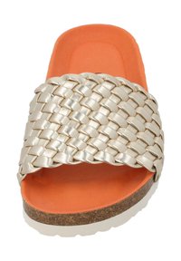 Gevlochten metallic gouden instapsandaal met een oranje gevoerd voetbed en een kurken zool, met een brede band voor extra comfort.