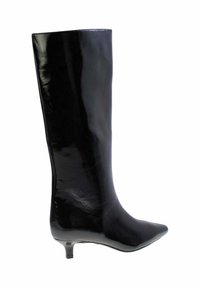 Stivale alto nero con tacco a spillo, finitura lucida, punta affusolata e tacco sottile, caratterizzato da un design elegante e aderente.