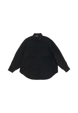 Czarna koszula z długim rękawem, kołnierzykiem, guzikami z przodu, kieszenią na piersi oraz bocznymi kieszeniami; materiał o fakturze, luźny krój i zaokrąglony dół.