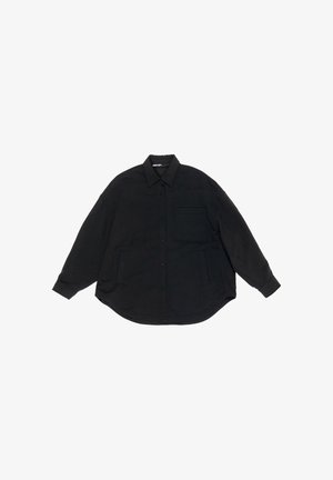 Czarna koszula z długim rękawem, kołnierzykiem, guzikami z przodu, kieszenią na piersi oraz bocznymi kieszeniami; materiał o fakturze, luźny krój i zaokrąglony dół.