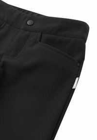 Schwarze Hose im Nahaufnahme, die den Bund mit Knopf, die Vordertasche und ein kleines Gewebetäfelchen an der Seitennaht zeigt.