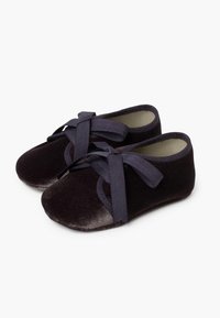 Samt-Ballettschuhe in Dunkelblau, mit einer abgerundeten Zehenpartie und dekorativen Bändern. Weicher Stoff mit einer flexiblen Sohle für höchsten Komfort.