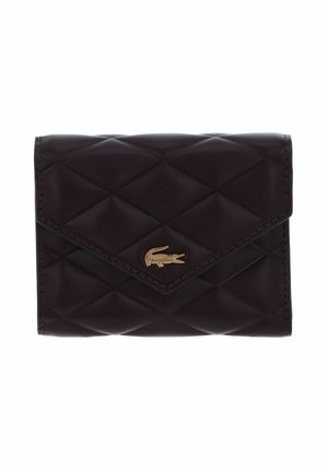 Portefeuille matelassé marron foncé avec fermeture à rabat et petit logo crocodile doré centré sur le devant.