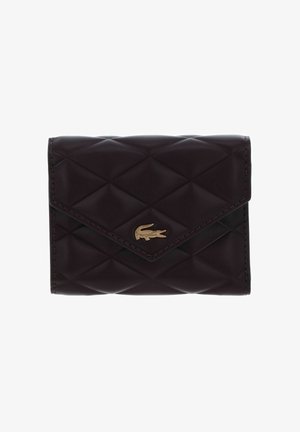 Portefeuille matelassé marron foncé avec fermeture à rabat et petit logo crocodile doré centré sur le devant.