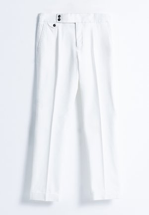 Pantalones blancos de tejido ligero con frente plano, dos bolsillos y una cintura con dos botones negros. Diseño de pierna recta.