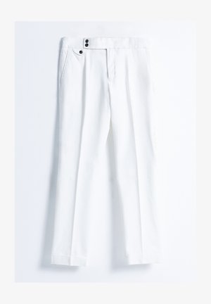 Pantalones blancos de tejido ligero con frente plano, dos bolsillos y una cintura con dos botones negros. Diseño de pierna recta.