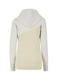 Hellgrauer und beiger Kapuzenpullover mit gespaltenem Design. Strukturiertes graues Material an den Ärmeln und der Kapuze; glatter beiger Körper.