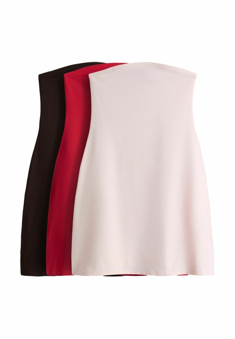 Tre stropfri tube-tops i sort, rød og hvid, lagt lagdelt side om side på en hvid baggrund.