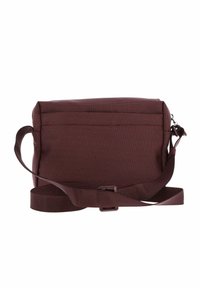Sac bandoulière en tissu bordeaux à texture lisse, avec sangle ajustable et poche avant zippée. Présente un motif discret de points sur la surface.