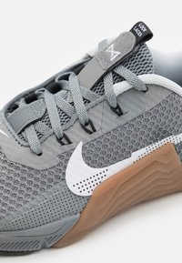 Nike Performance METCON 7 UNISEX - Sapatilha de treino - particle grey