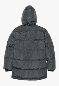 Kurtka puchowa w ciemnoszarym kolorze z kapturem. Posiada przeszywane poziome panele oraz czarne ściągacze. Gładka, błyszcząca tekstura.