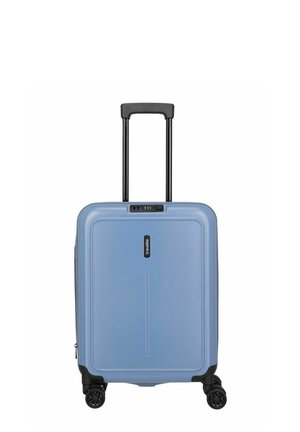 Valise rigide bleue avec une poignée rétractable noire, quatre roues pivotantes noires et un cadenas à combinaison intégré sur le dessus.