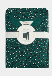 Langærmede pyjamas i ren bomuld med en grøn baggrund og sorte leopardpletter. Har en rund halsudskæring og et mærke med produktinformation.