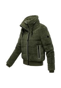 Veste en polaire verte avec un col haut, fermeture éclair, poignets côtelés et poches latérales. Le tissu texturé présente un motif matelassé.