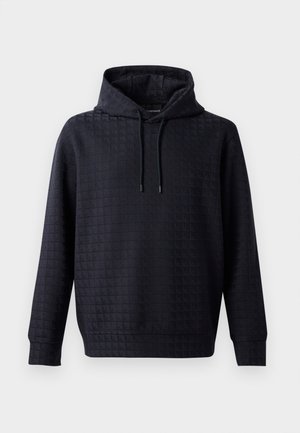 Sudadera negra con capucha, con un patrón de textura acolchada, que cuenta con cordón y puños acanalados, ofreciendo un ajuste relajado y una tela suave.