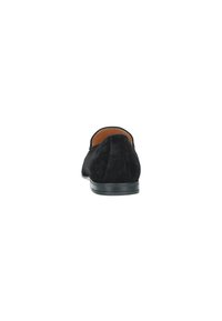 Zwarte nubuck instapshoe met een ronde neus en een lage, zwarte rubberen zool. Zachte textuur, minimalistisch ontwerp en geen zichtbare hardware of accents.