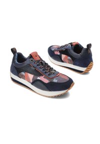 Sneakers blu navy con un mix di suede e tessuto. Presentano un motivo astratto colorato, chiusura con lacci e una suola a strisce bianca e beige.