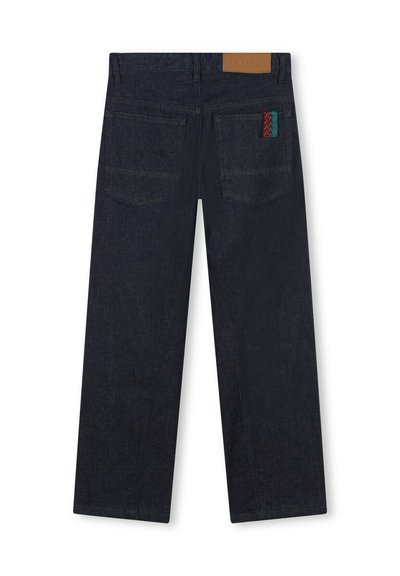 Jeans in denim scuro con un design a gamba dritta, dotati di due tasche posteriori e un accento colorato intrecciato sulla tasca posteriore destra.