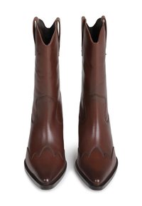 O pereche de cizme cowboy din piele maro, cu vârfuri ascuțite și broderie decorativă, văzute din față pe un fundal alb.