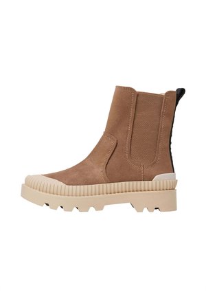 Brun ruskind ankelstøvle med beige tyk rilleret sål, elastiske sidepaneler og sort trækflap bagpå.